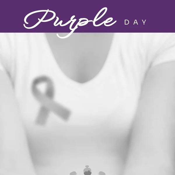 てんかん紫色のリボンを持つ白人女性の上に紫色の日のテキストの画像 紫の日とお祝いのコンセプトデジタル生成画像 — ストック写真