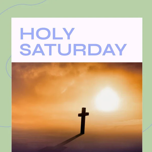 オレンジ色の空の明るい太陽と聖なる土曜日のテキストに対するシルエットのクロスの複合体 コピースペース キリスト教 レンタルシーズンの終わり 伝統と記念コンセプト — ストック写真