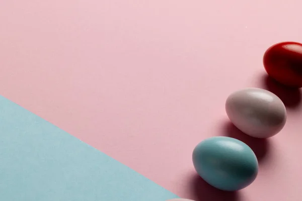 Bild Von Mehrfarbigen Ostereiern Mit Kopierraum Auf Rosa Bis Blauem — Stockfoto