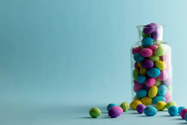 Image Œufs Pâques Multicolores Dans Bocal Transparent Avec Espace Copie — Photo