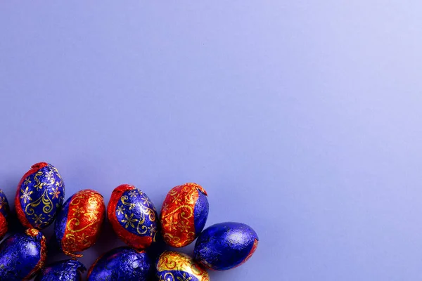 Εικόνα Πολύχρωμων Πασχαλινών Αυγών Σοκολάτας Αντιγραφικό Χώρο Μωβ Φόντο Πάσχα — Φωτογραφία Αρχείου
