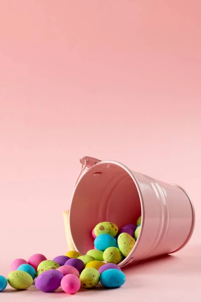 Imagem Ovos Páscoa Multicoloridos Balde Rosa Com Espaço Cópia Sobre — Fotografia de Stock