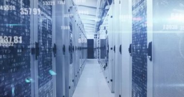 Sunucu odasındaki mozaik karelere karşı değişen sayıların ve matematiksel denklemlerin animasyonu. Bilgisayar arayüzü ve iş veri depolama teknolojisi kavramı