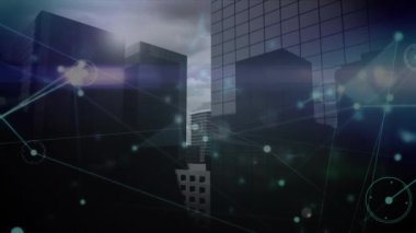Bağlantılar ağının animasyonu ve yüksek binalara karşı mavi parlak yollar. Küresel ağ ve iş teknolojisi kavramı