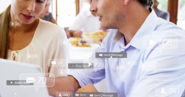 Bildirim simgelerinin animasyonu, beyaz meslektaşların dizüstü bilgisayarda plan yapmaları üzerinden numaralarının değişmesi. Dijital bileşik, çoklu pozlama, ofis, takım çalışması, iş dünyası, sosyal medya ve teknoloji.