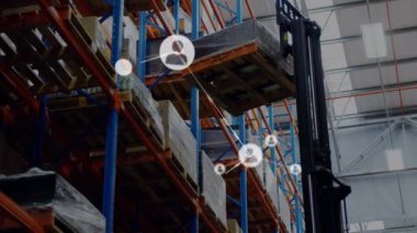 Depoda çalışan forklift 'e karşı profil simgeleri ağının animasyonu. Küresel ağ ve lojistik iş teknolojisi kavramı