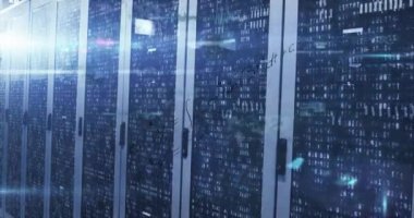 Sunucu odasındaki ikili kodlamaya karşı veri işleme ve matematiksel denklemlerin animasyonu. Bilgisayar arayüzü ve iş veri depolama teknolojisi kavramı