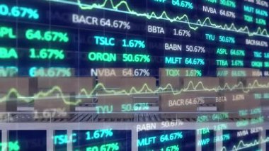 Taşıma bandındaki teslimat kutularına karşı borsa veri işleme animasyonu. Küresel ekonomi ve lojistik iş teknolojisi kavramı