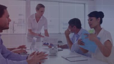 Ofisteki belgeler üzerinde tartışan çeşitli iş adamlarına karşı veri işleme animasyonu. İş veri teknolojisi kavramı