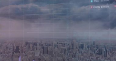 Şehir manzarasının havadan görüntüsüne karşı istatistiksel ve borsa veri işleme animasyonu. Küresel ekonomi ve iş veri teknolojisi kavramı