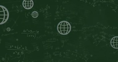 Matematiksel denklemlerin animasyonu ve yeşil arkaplana karşı yüzen web küresi simgeleri. Okul eğitimi ve iş teknolojisi kavramı