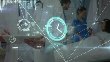 Hastanede dijital tablet kullanan beyaz erkek doktor üzerinden bağlantı ağının animasyonu. Küresel ağ ve tıbbi sağlık teknolojisi kavramı