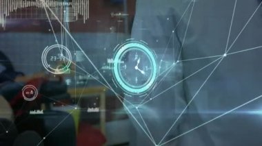 Hastanenin orta kesiminde çalışan saatlerin ve bağlantı ağlarının animasyonu. Küresel ağ ve tıbbi sağlık teknolojisi kavramı