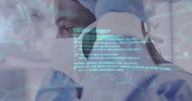 Yüz maskesi takan Afrika kökenli Amerikalı erkek cerrahın tıbbi veri işleme animasyonu. Dijital olarak üretilen tıbbi ve sağlık hizmetleri kavramı.