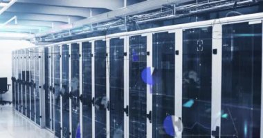 Bilgisayar sunucu odasına karşı istatistiksel veri işleme ve matematiksel denklemlerin animasyonu. Bilgisayar arayüzü ve iş veri depolama teknolojisi kavramı