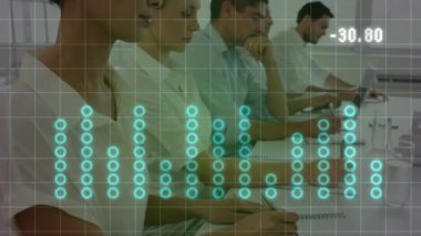 Ofiste çalışan çeşitli meslektaşlara karşı istatistiksel veri işleme animasyonu. İş veri teknolojisi kavramı