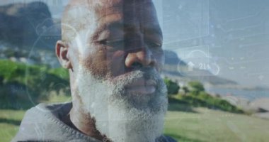 Açık havada kulaklık takan Afrikalı Amerikalı son sınıf öğrencisinin veri işleme animasyonu. Spor ve spor teknolojisi kavramı