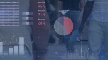 Sokakta yürüyen insanların orta kesiminde istatistiksel veri işleme animasyonu. Bilgisayar arayüzü ve iş veri teknolojisi kavramı