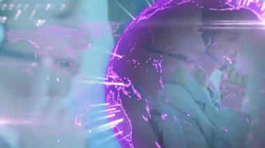 Telefon kulaklığı kullanarak beyaz iş adamlarının üzerinde dönen şekillerin ve dünyanın animasyonları. Küresel iş ve dijital arayüz kavramı dijital olarak oluşturulmuş video.