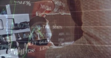 Kafede kahve hazırlayan bir baristanın orta bölümündeki finansal veri işleme animasyonu. Küresel finans ve iş teknolojisi kavramı