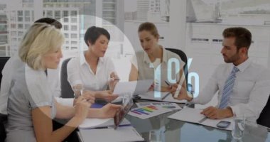 Turta grafiği animasyonu, artan rakamlar ve raporları tartışan çeşitli iş arkadaşlarının yüzdesi. Dijital bileşik, çoklu pozlama, iş, büyüme, takım çalışması, iletişim ve teknoloji.