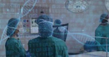 Çeşitli kadın cerrahların ameliyathanede konuştuğu DNA iplikçikleri ve ikili verilerin animasyonu. Dijital olarak üretilen tıbbi ve sağlık hizmetleri kavramı.