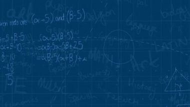 Mavi zemin üzerinde yüzen matematiksel denklemlerin ve diyagramların animasyonu. Okul ve eğitim kavramı