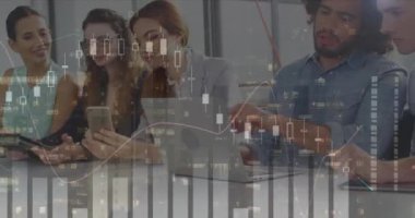 Ofiste dizüstü bilgisayarla tartışan iki farklı adamın istatistiksel veri işleme animasyonu. İş veri teknolojisi kavramı