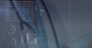 Afro-Amerikan kadın doktorların hastanede gülümsemeleriyle ilgili istatistiksel veri işleme animasyonu. Tıbbi sağlık ve iş verileri teknolojisi kavramı