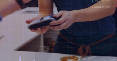 Bir insanın orta bölümündeki veri işleme animasyonu bir kafede ödeme yapmak için smartwatch kullanıyor. Dijital ödeme ve NFC teknoloji kavramı