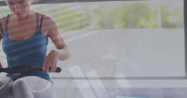 Spor salonunda kürek çeken beyaz kadın hakkında istatistiksel veri işleme animasyonu. Spor fitness ve iş veri teknolojisi kavramı