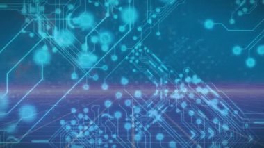 Mavi arkaplan ile ızgara ağı üzerinden mikroişlemci bağlantılarındaki ışık izlerinin animasyonu. Bilgisayar arayüzü ve iş teknolojisi kavramı
