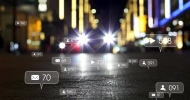 Gece Sokağının bulanık görüntüsü üzerine çoklu konuşma baloncukları üzerinde sosyal medya simgelerinin canlandırılması. Sosyal medya ağı ve iş teknolojisi kavramı