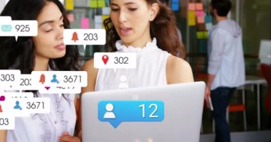 Ofiste dizüstü bilgisayarla tartışan iki farklı kadının üzerinde yüzen sosyal medya simgelerinin canlandırılması. Sosyal medya ağı ve iş teknolojisi kavramı