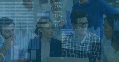 Ofiste dizüstü bilgisayarla ilgili raporları tartışan çeşitli iş arkadaşlarının bilgi arayüzü animasyonu. Dijital bileşik, çoklu pozlama, iş, takım çalışması, küresel, iletişim ve teknoloji.