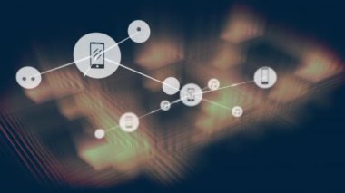 Siyah arkaplana karşı kahverengi ışık yollarının üzerindeki dijital simge ağının animasyonu. Küresel ağ ve iş teknolojisi kavramı