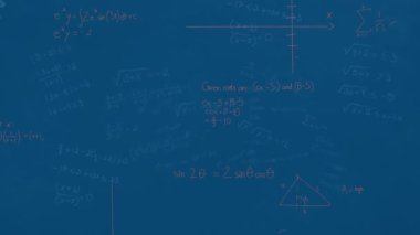 Mavi zemin üzerinde yüzen matematiksel denklemlerin ve diyagramların animasyonu. Okul ve eğitim teknolojisi kavramı