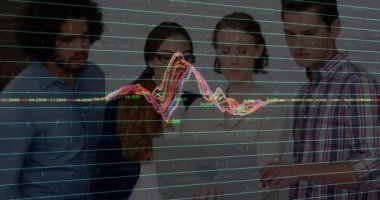 Ofiste dizüstü bilgisayarla tartışan bir grup meslektaşa karşı veri işleme animasyonu. İş veri teknolojisi kavramı