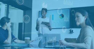 Afro-Amerikan bir kadının ofisinde sunum yapması üzerine veri işleme animasyonu. Bilgisayar arayüzü ve iş veri teknolojisi kavramı