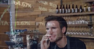 Kafkas erkek garsonun kafede akıllı telefondan konuşmasının borsa veri işleme animasyonu. Küresel ekonomi ve iş teknolojisi kavramı