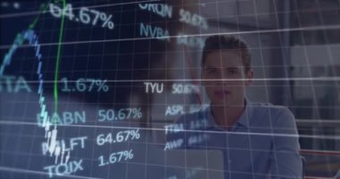 Finansal ve borsa veri işleme animasyonları ofiste tartışan çeşitli meslektaşlar üzerinde işleniyor. Küresel ekonomi ve iş teknolojisi kavramı