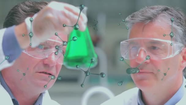 Laboratuvarda Çalışan Iki Beyaz Erkek Bilim Adamının Üzerinde Yüzen Moleküler — Stok video
