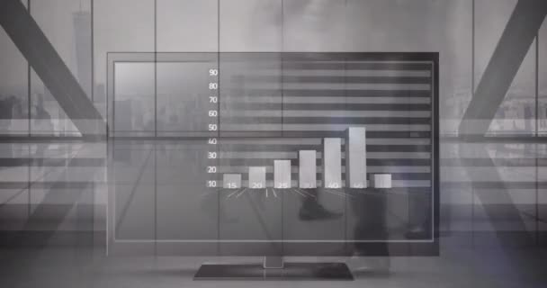 Animatie Van Statistische Gegevensverwerking Computerscherm Tegen Mensen Die Kantoor Lopen — Stockvideo