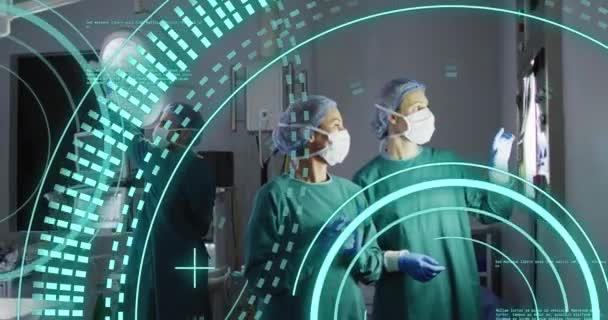 两个不同的女外科医生在手术室里交谈时 数据处理过程的动画环绕着她们 医疗和保健服务概念数字制作的录像 — 图库视频影像