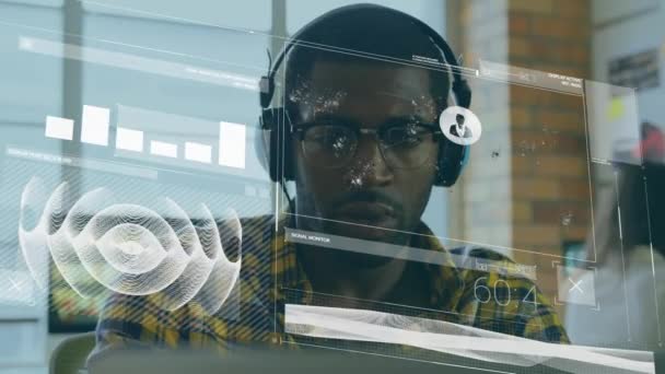 オフィスで働くアフリカ系アメリカ人男性に対するデータ処理とのインターフェースのアニメーション コンピュータ インターフェースとビジネス技術の概念 — ストック動画