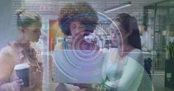 Ofiste Dizüstü Bilgisayarda Tartışan Farklı Kadın Üzerinde Tarayıcı Veri Işleme — Stok video