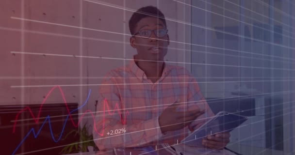 Анімація Статистичної Обробки Даних Над Афроамериканцем Який Розмовляє Камеру Технологія — стокове відео