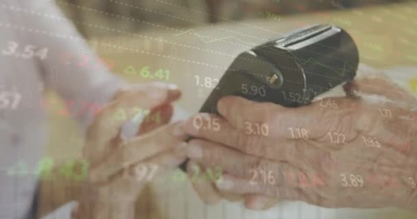 Yaşlı Bir Kadının Orta Bölümünde Kart Makinesiyle Borsa Veri Işleme — Stok video