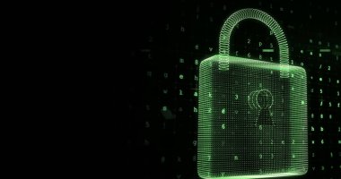Çevrimiçi yeşil güvenlik kilidinin resmi ve arka planda veri işleme sistemi var. küresel bağlantılar, dijital arayüz ve dijital olarak oluşturulan güvenlik konsepti.
