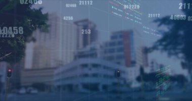 Şehir manzarası üzerinde finansal veri işleme resmi. Küresel iş, finans ve dijital arayüz kavramı dijital olarak oluşturulmuş görüntü.